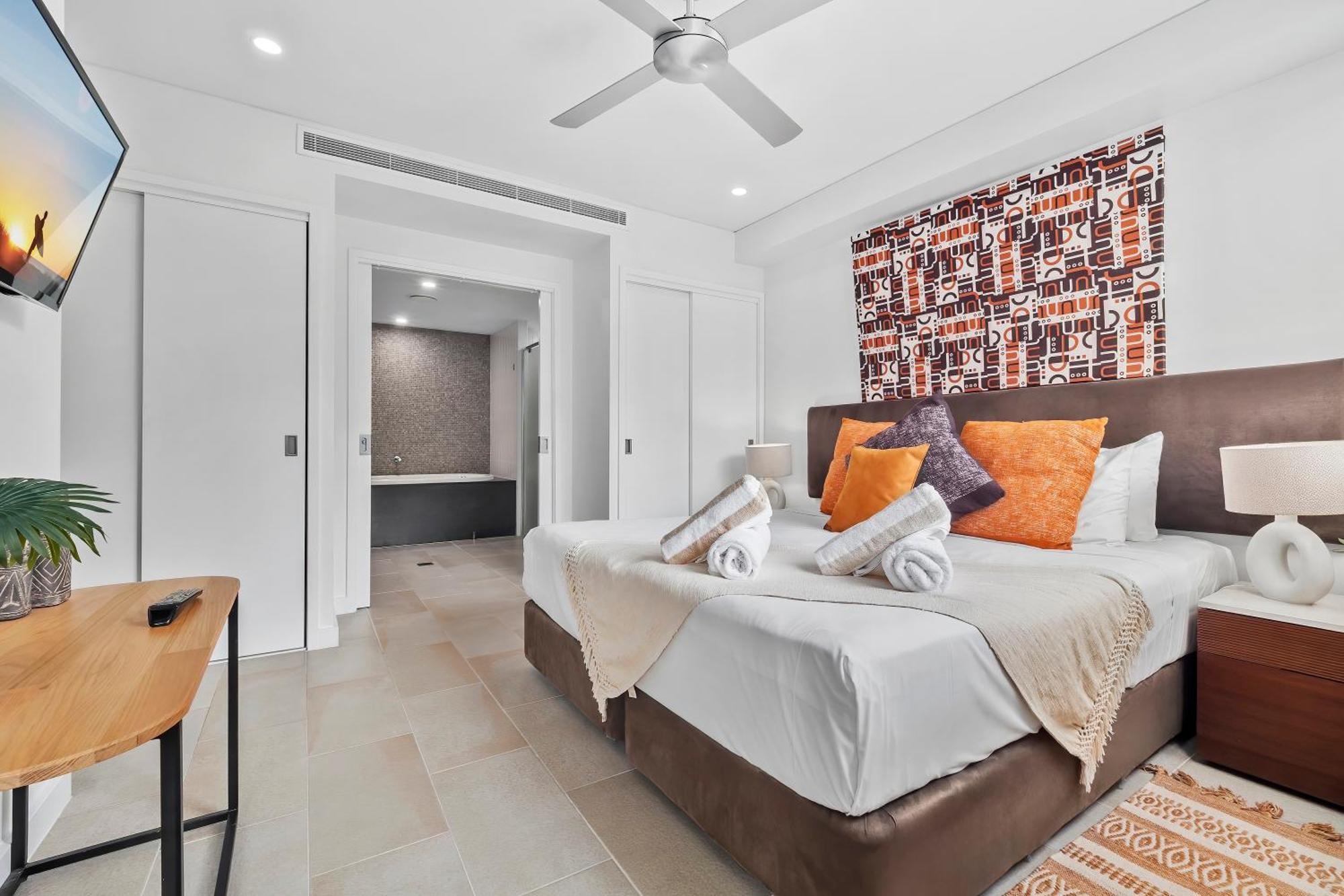 Private Apartments In The Temple Beachfront Resort Palm Cove Quarto foto