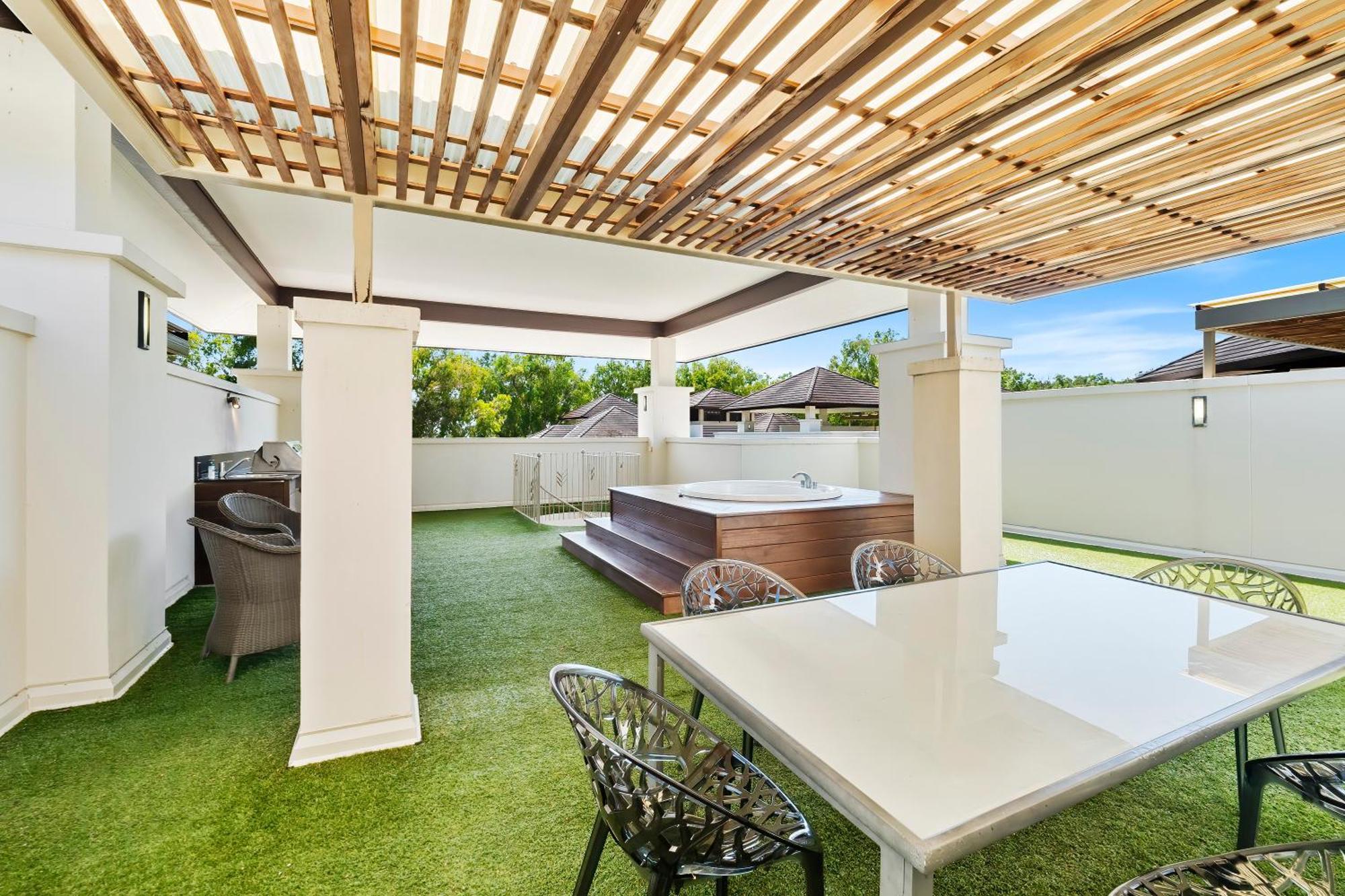 Private Apartments In The Temple Beachfront Resort Palm Cove Quarto foto