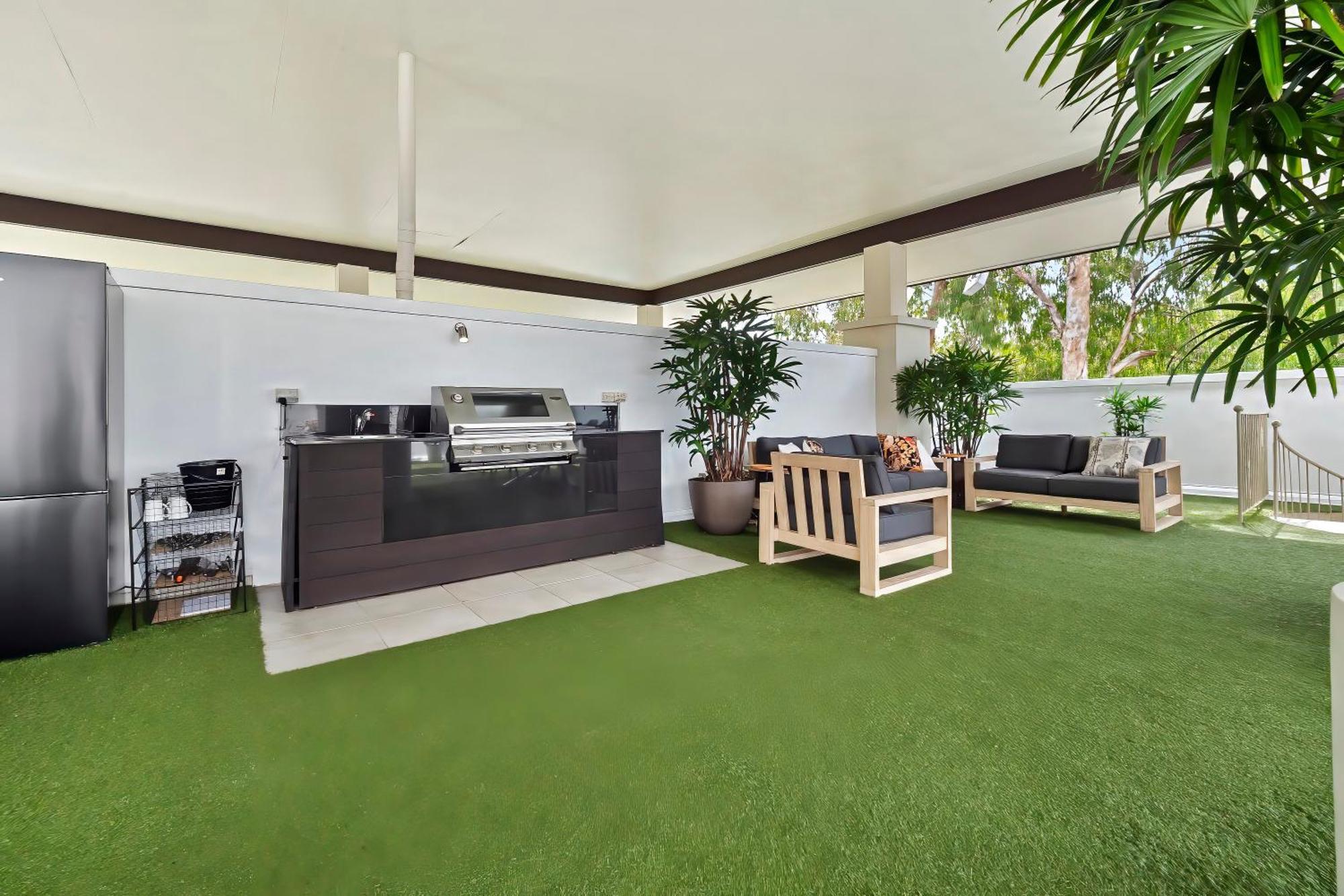 Private Apartments In The Temple Beachfront Resort Palm Cove Quarto foto