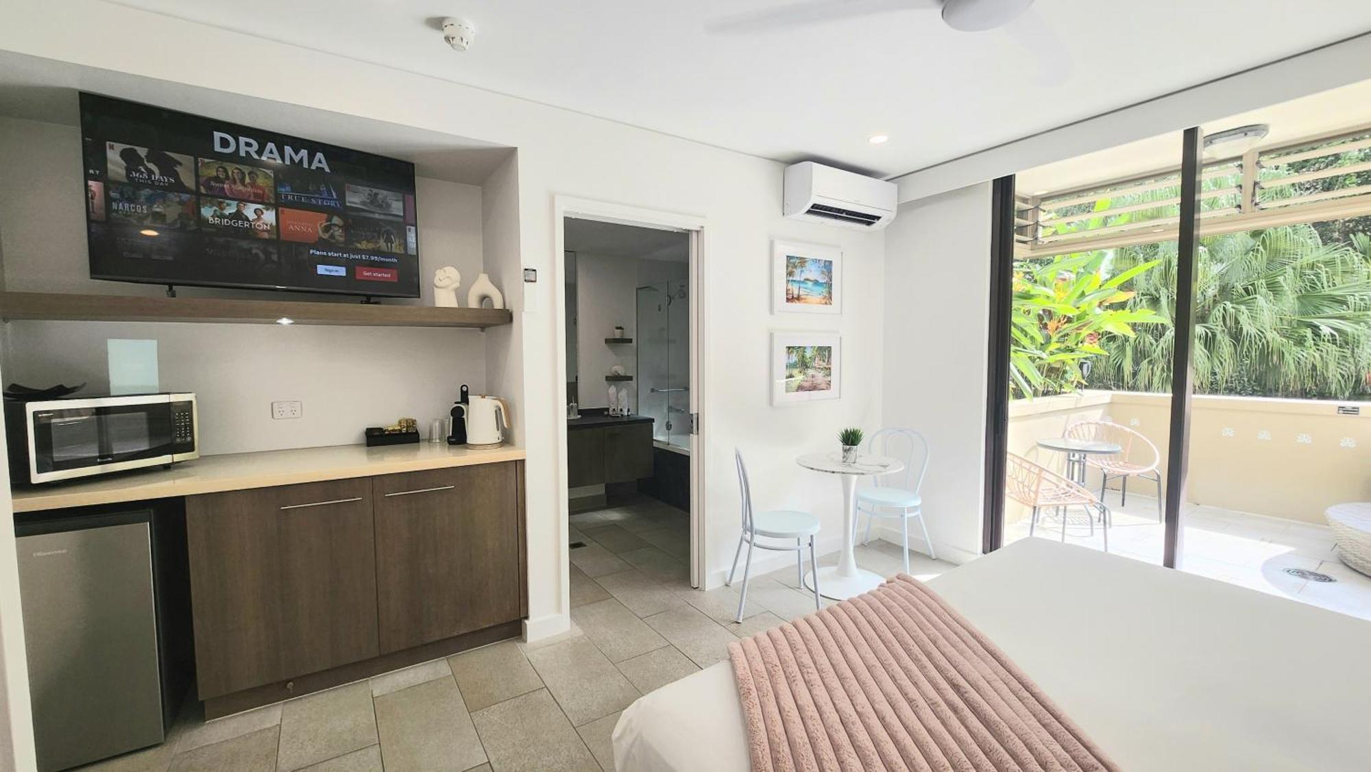 Private Apartments In The Temple Beachfront Resort Palm Cove Quarto foto