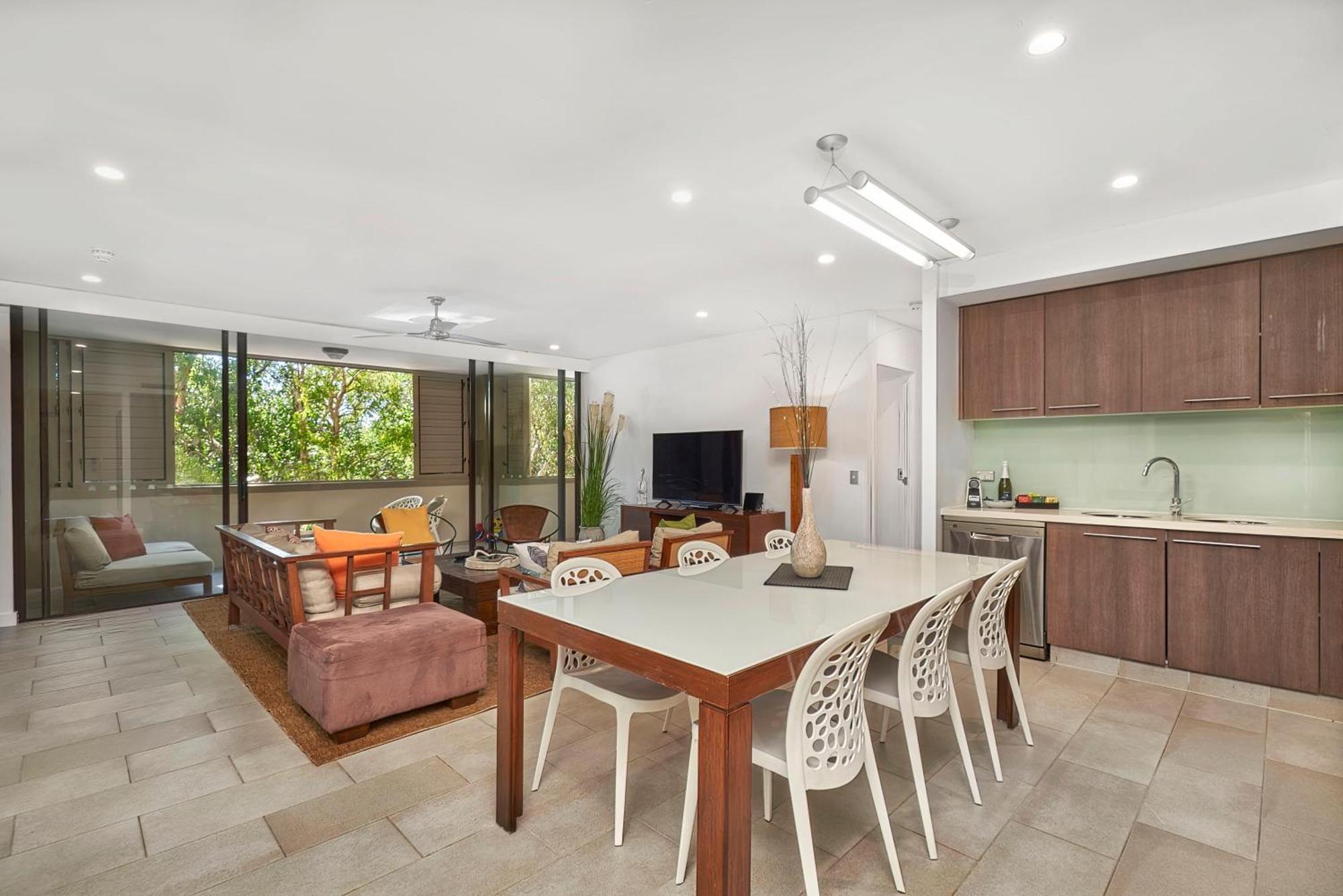 Private Apartments In The Temple Beachfront Resort Palm Cove Quarto foto