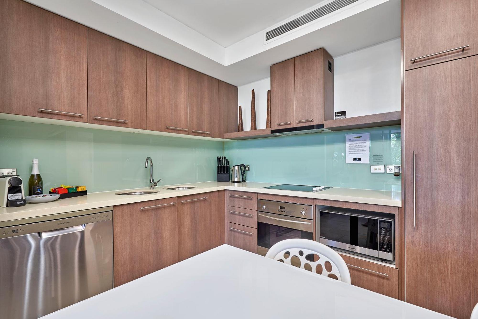 Private Apartments In The Temple Beachfront Resort Palm Cove Quarto foto